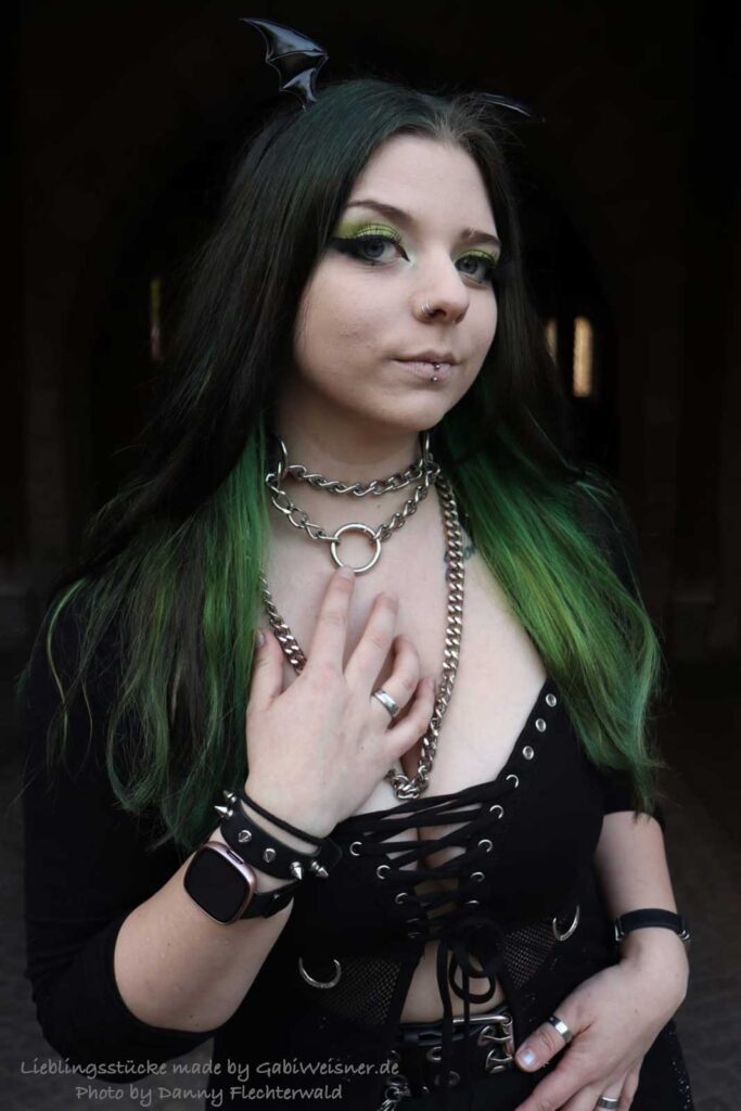 Choker aus Leder. Miss Bipolar