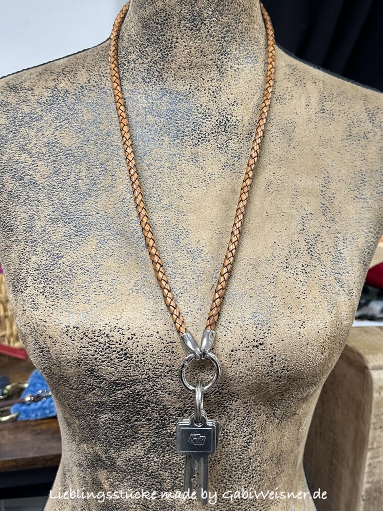 Lange Schlüsselkette