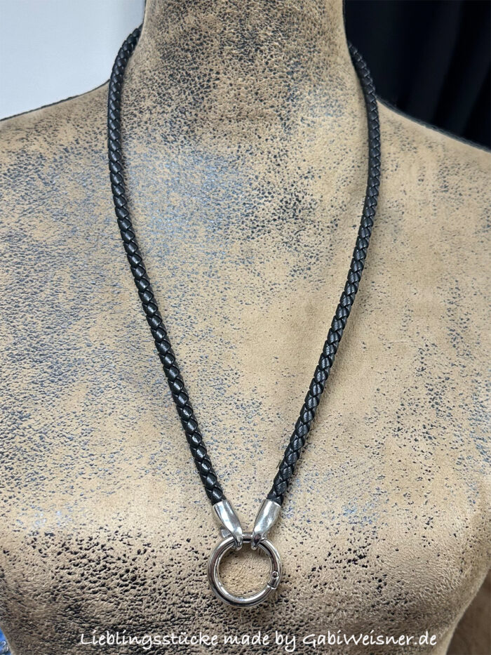 Lange Schlüsselkette aus edlem Nappaleder mit 6 mm rund geflochten.